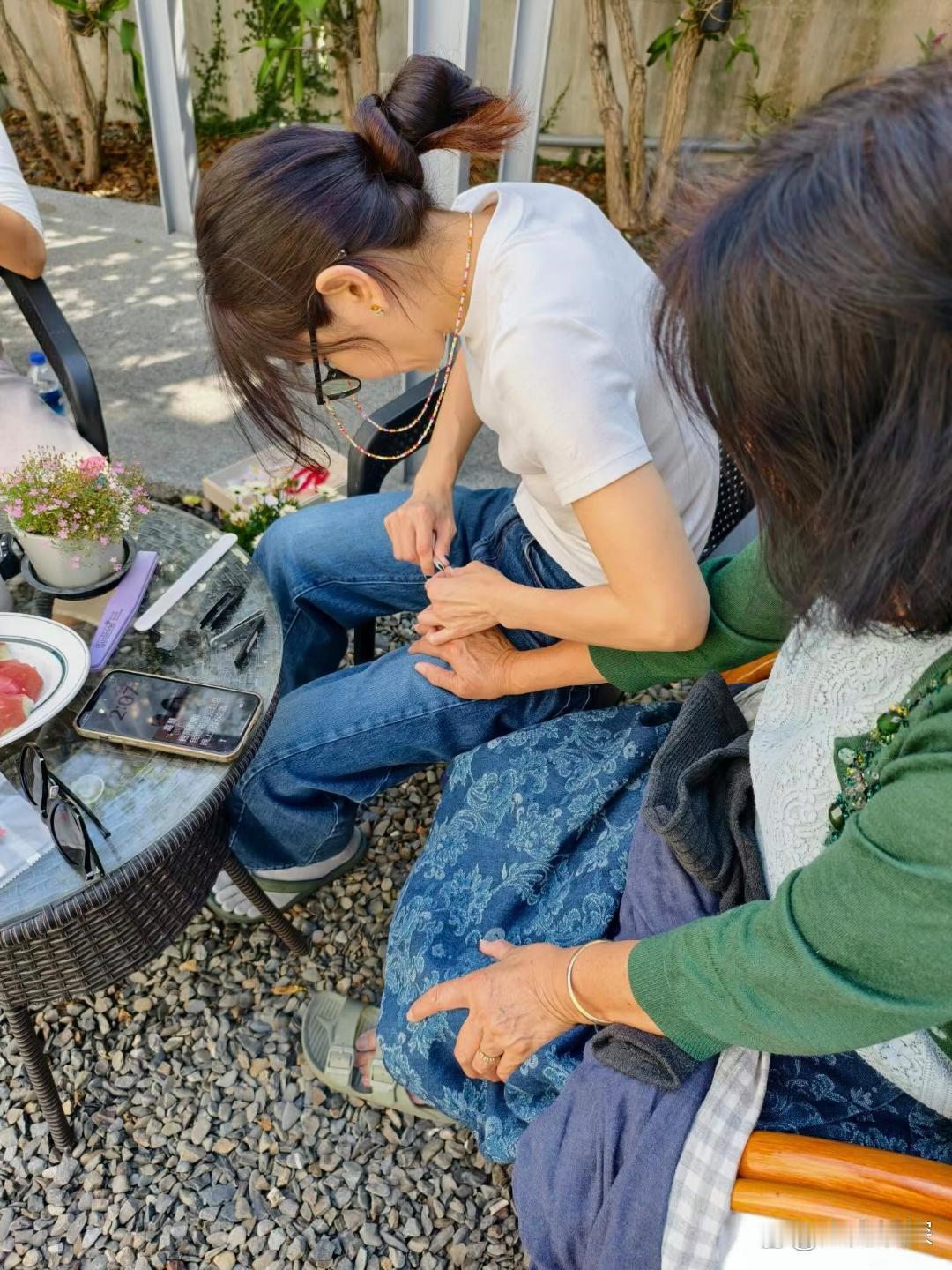 陈嘉桦很孝顺，有网友拍到陈嘉桦在老家樽在地上给年迈的父母剪手指甲和脚指甲。这看似