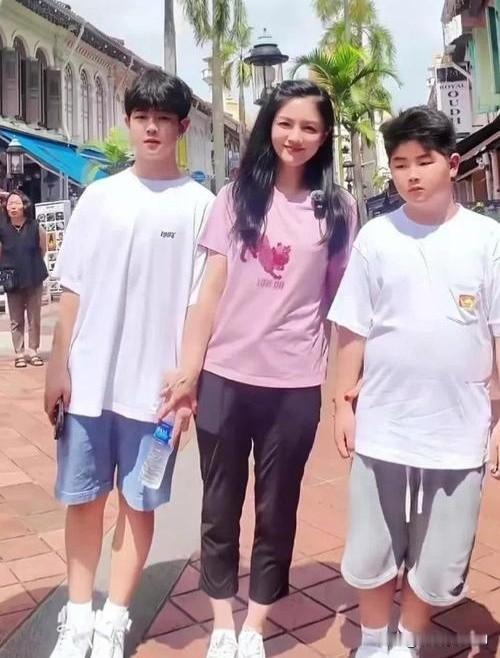 时间真是把杀猪刀，但孩子们总能给人惊喜！胡可两个儿子近照哈哈哈！让人想起了那个把