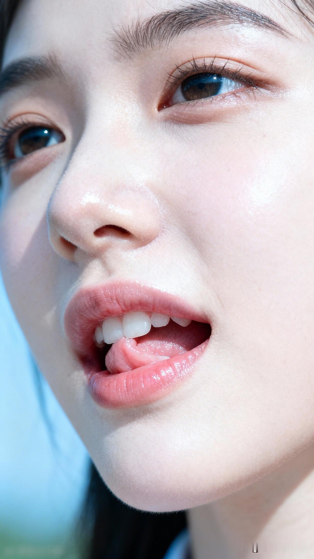 红唇轻启，似有千言。看看你收藏的绝美壁纸清新自然，少女感十足，甜美笑容，元气满