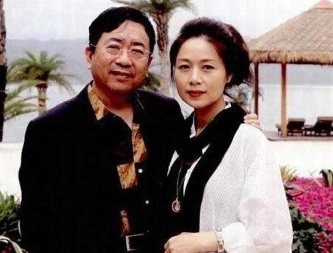 1992年，余秋雨二婚娶了小16岁的女明星马兰。新婚当夜，余秋雨向妻子提出了一个