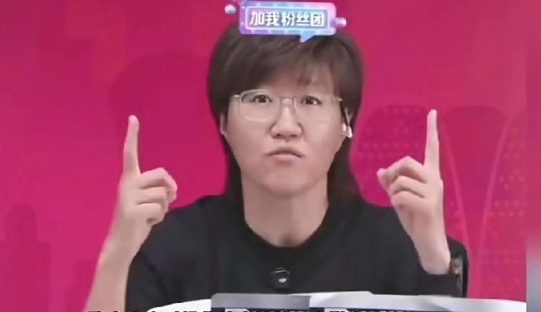 郭焱说孙颖莎和王曼昱是中国乒乓球队的财富！明明是一场单打比赛，郭焱却坚定让把掌声