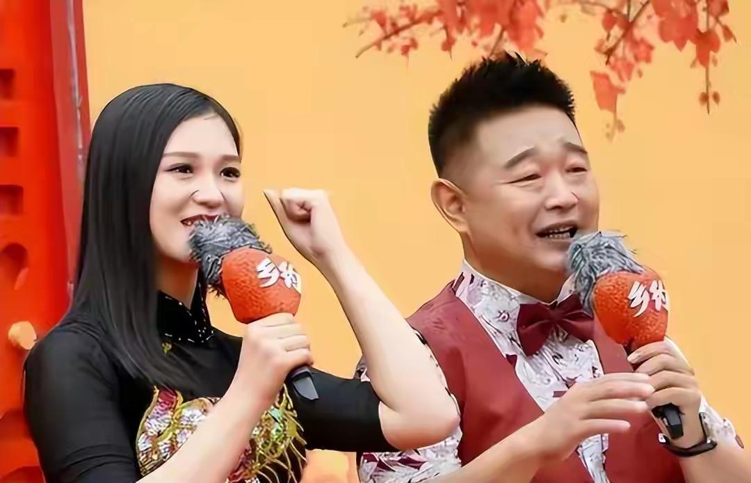 央视主持人肖东坡：告别校花前妻，迎娶山西“丑女”，他所求其实很简单提及肖东坡，