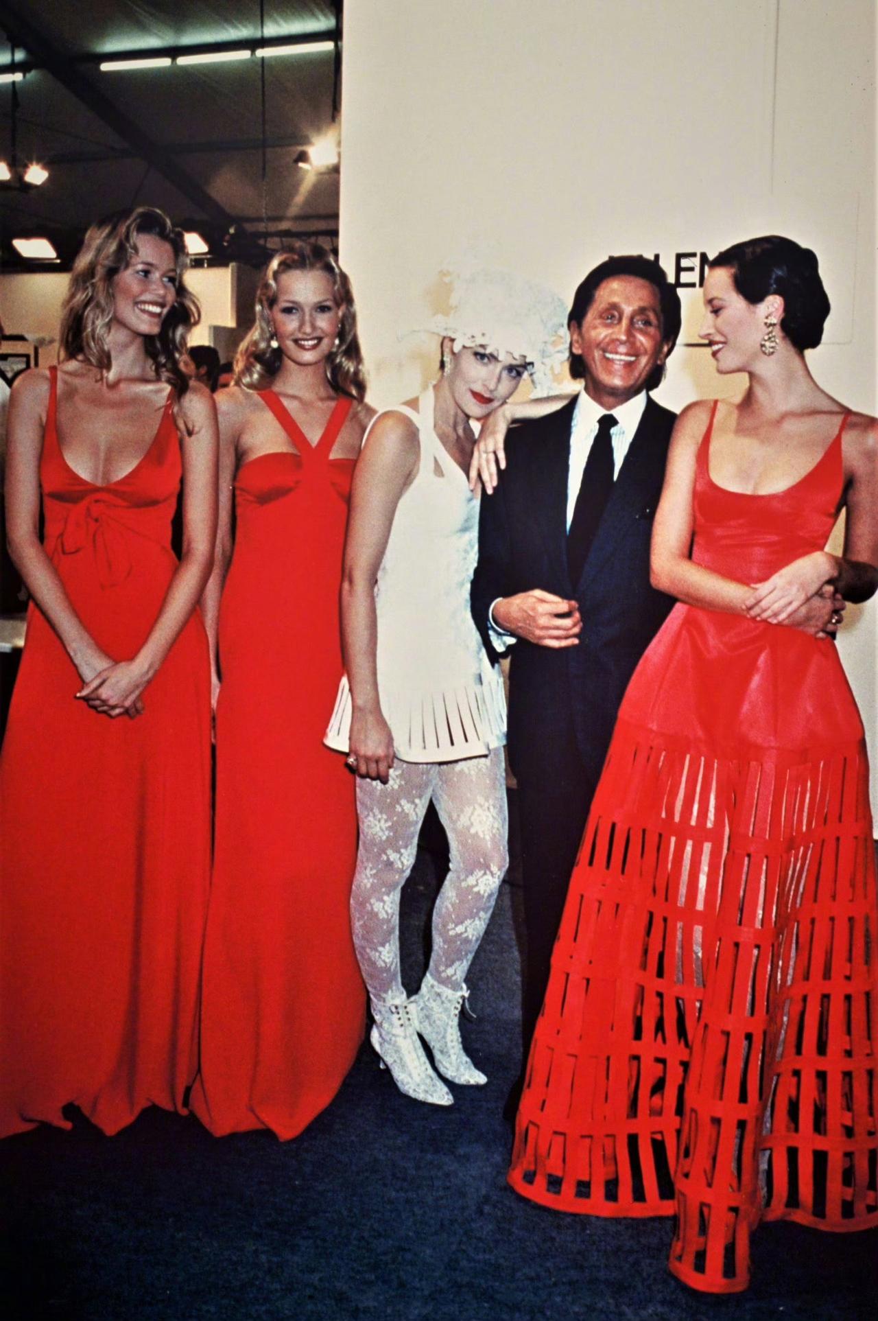 让我们以一组热情似火的Valentino红❤️致敬时装设计最后一位传奇大帝——V