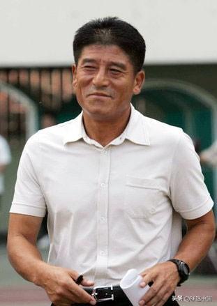 针对管理不严、训练强度不够的毛病，寰岛俱乐部聘请了韩国人李章洙，李章洙一上任就竭