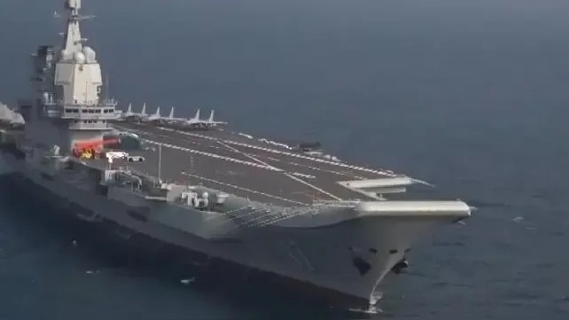 在山东舰航母面前老迈的尼米兹号选择双手抱头不敢惹其不高兴据环球网6月14日消