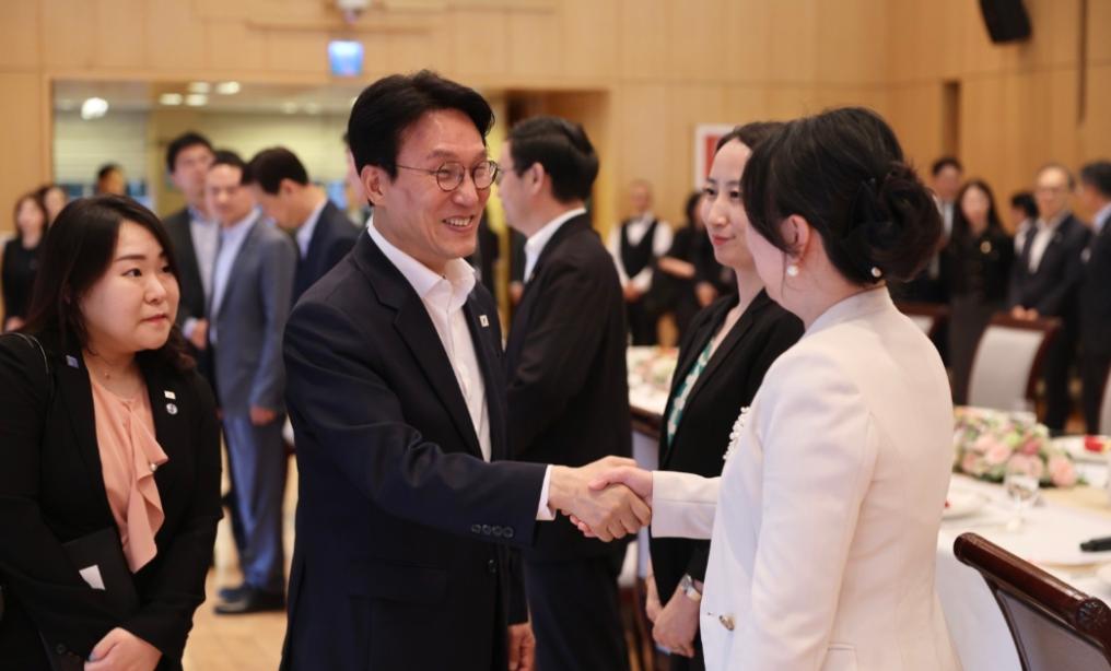 回母校了，韩国总理来中国。6月23日，正在访华的韩国国务总理金民锡先后走进清华大