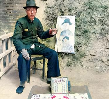 这是1947年一位相面先生在街上摆摊。为了让路人相信他的相面本领，他还摆出了两张