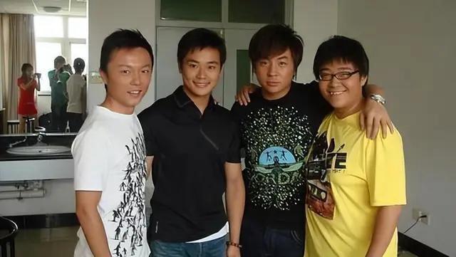 真的是四个老实人啊！07快男都弄了个快乐再出发综艺，他们四位怎么不弄个。现在娱