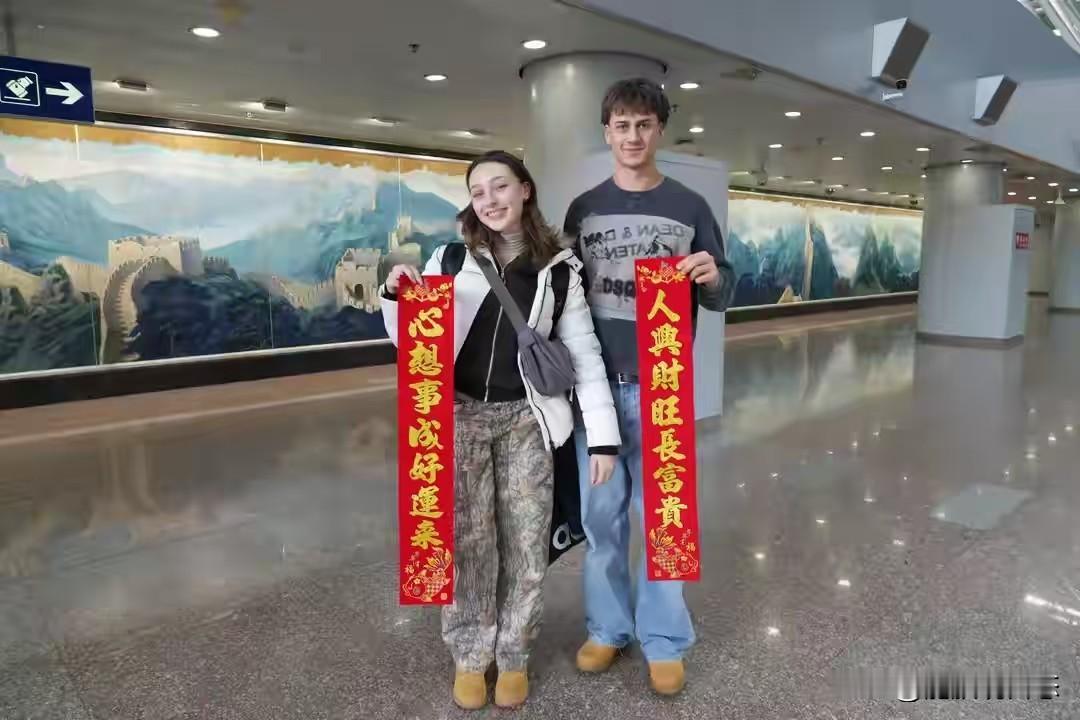 中国人最希望看到的场景终于出现了，深眼窝、高鼻梁的人手举福字说：春节快乐！这并