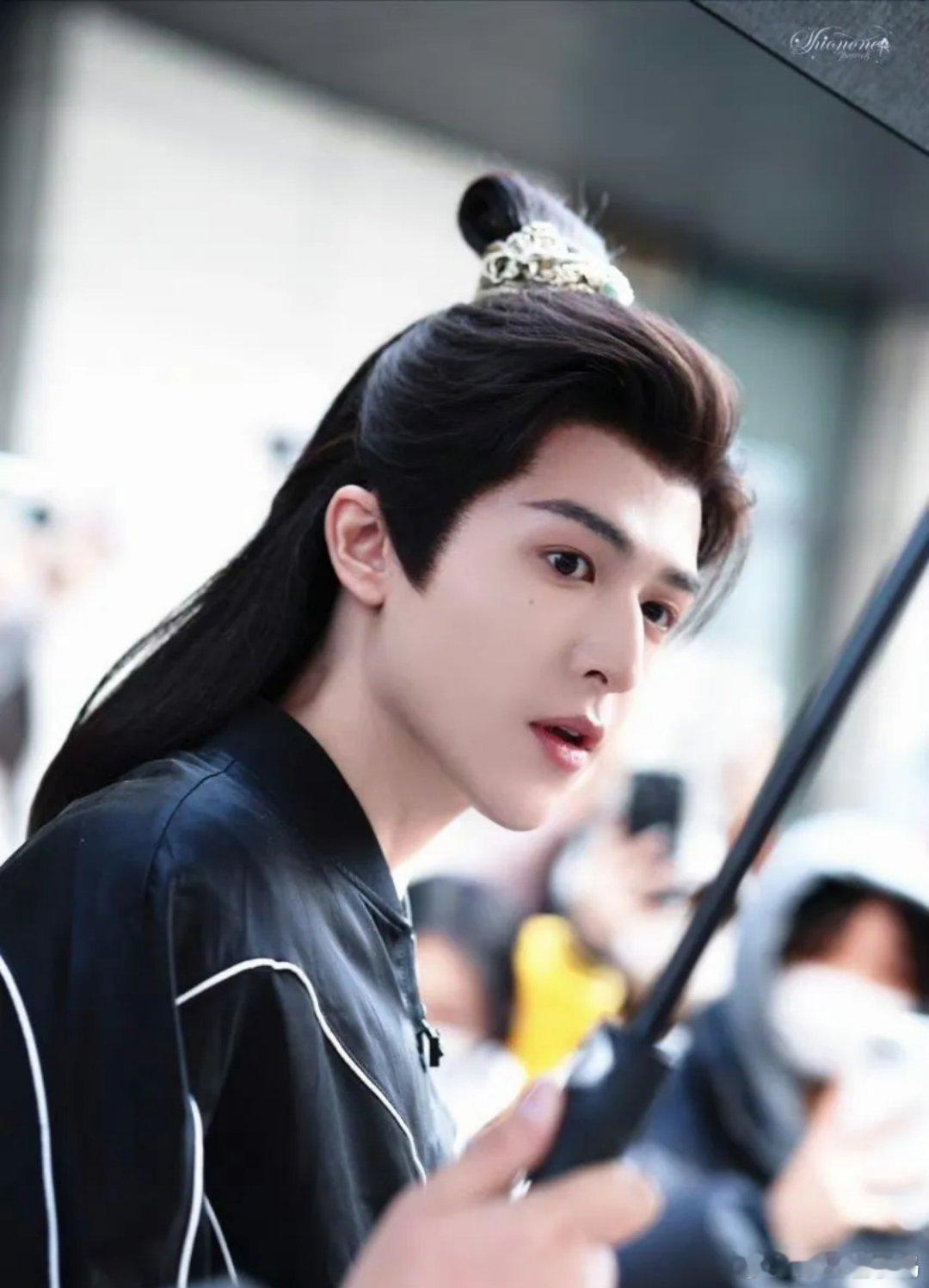 《何不同舟渡》的男二终于第一次出工啦！这演员浓眉大眼的，颜值完全不输檀健次，关键