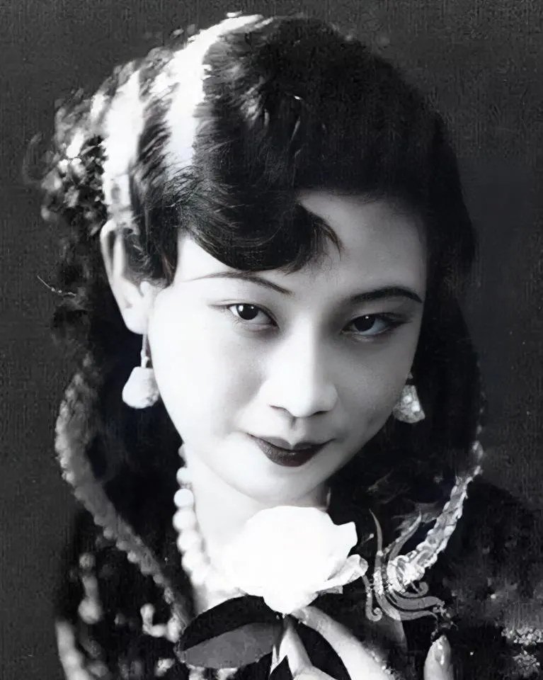 1956年，毛人凤重病卧床，妻子让他起来喝她手里的一碗黑黢黢的药，然而喝完不久，