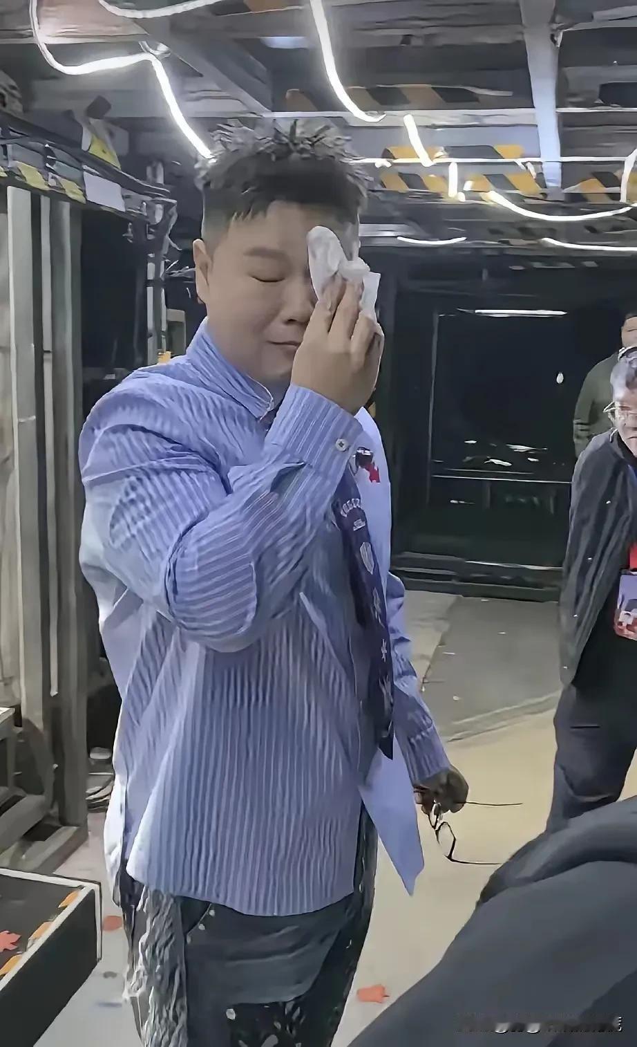 听说岳云鹏在西安演唱会哭的稀里哗啦的不是因为他唱到动情处了，也不是因为现场来