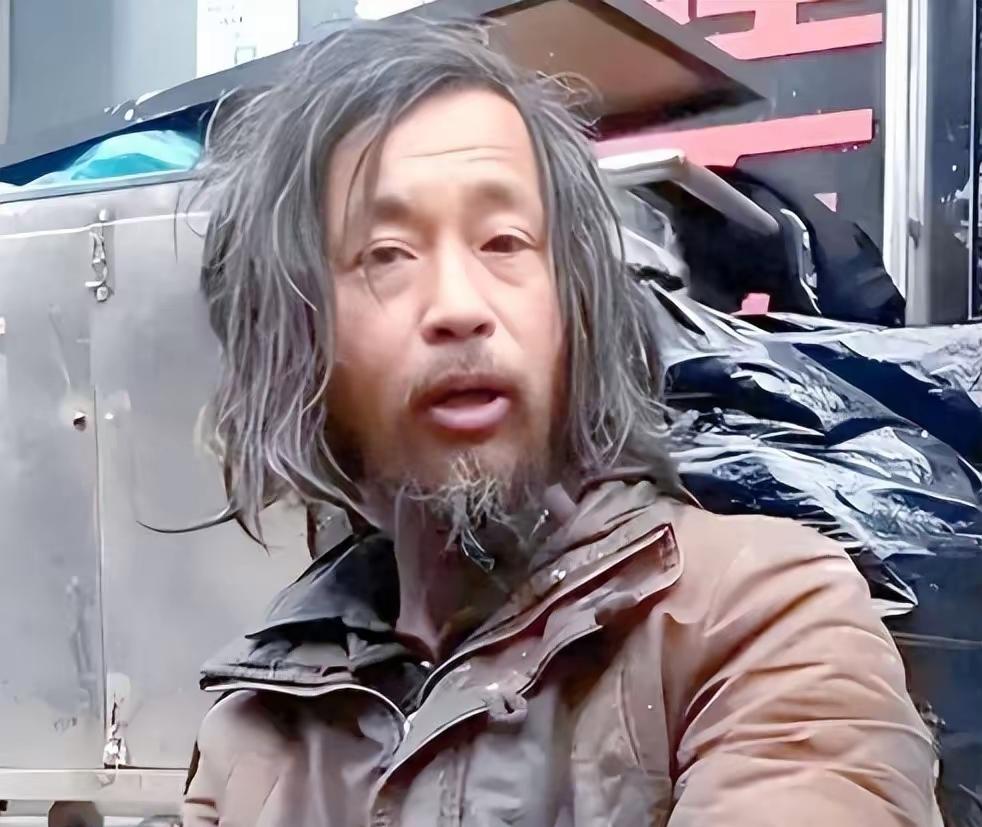 前后判若两人！流浪26年的沈巍，如今彻底换了模样。曾经蓬头垢面、在上海街头拾荒流