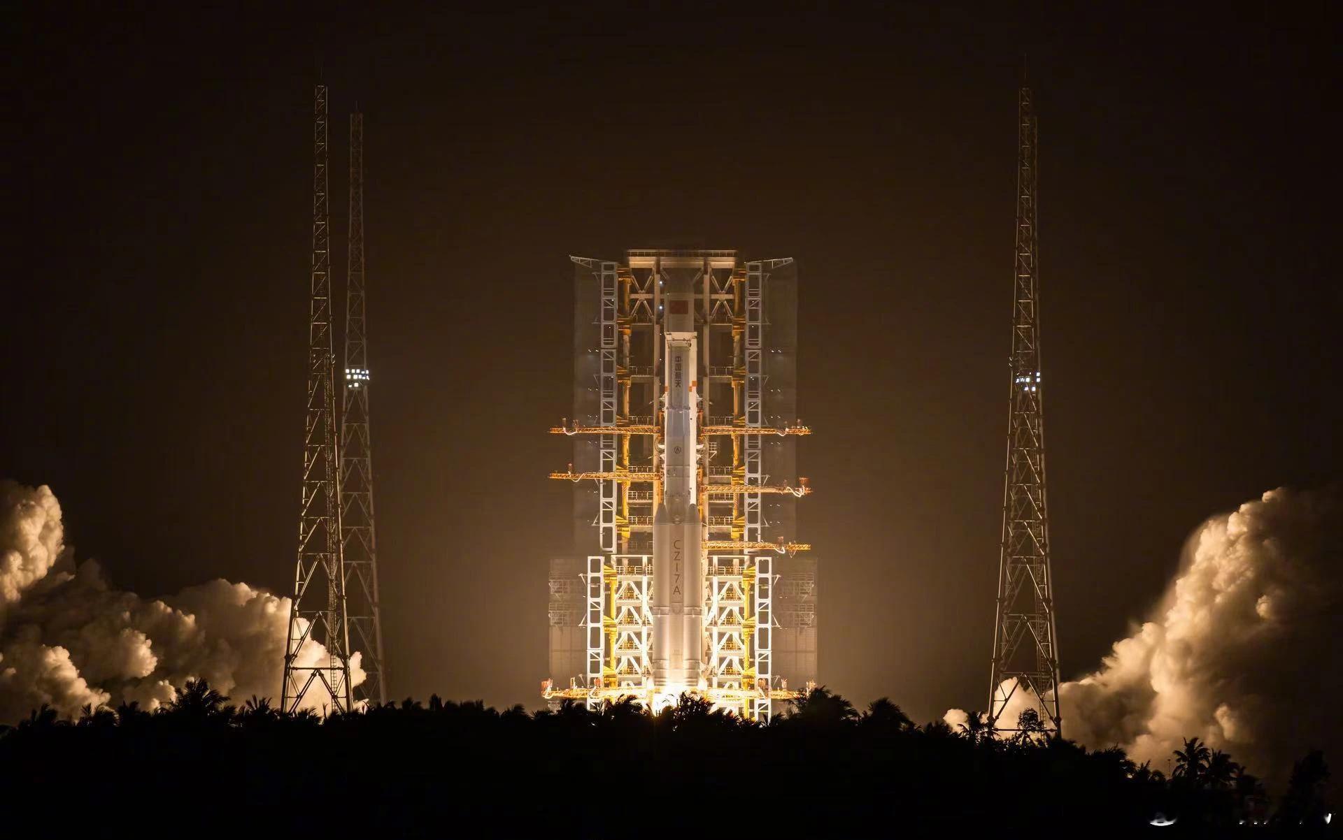 北京时间2025年11月30日20时20分，我国在文昌航天发射场使用长征七号甲运