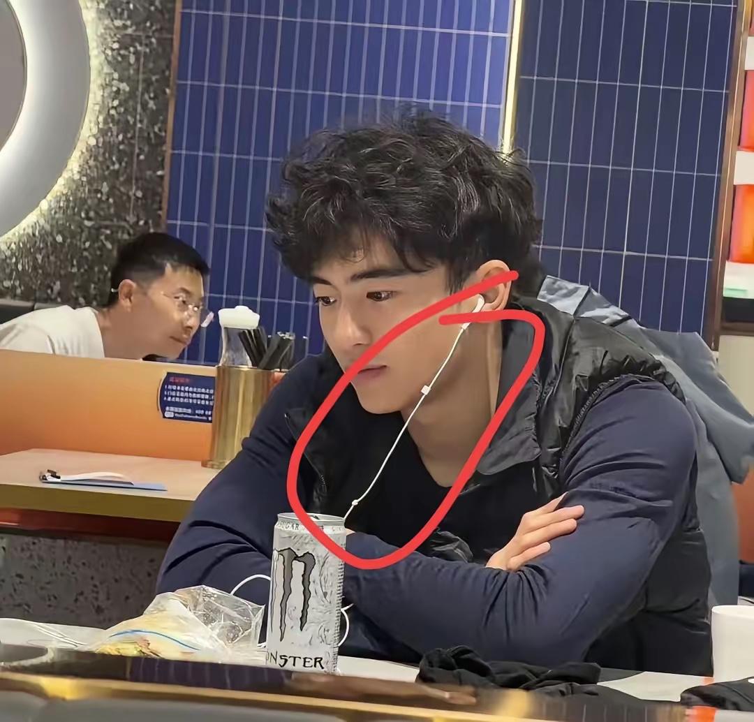 有钱人的世界我们真的不懂，看了谢振轩的照片，我不经有一个疑惑，那就是现在人人都戴