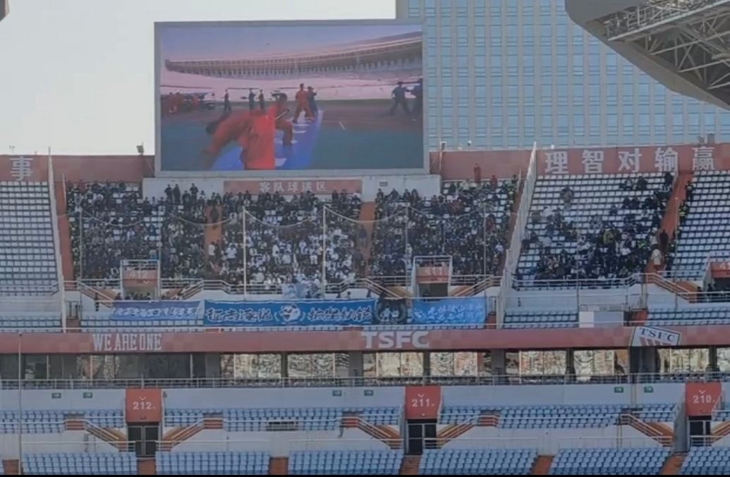 山东泰山vs天津津门虎天津球迷们已经入场，1000➕，欢迎大家来济南奥体观赛[