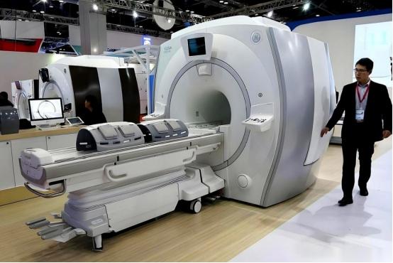 一台核磁共振仪,以前飞利浦卖我们3000万。后来,我们自己研发出来了,他扭头就卖