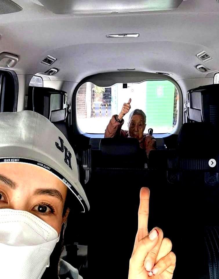 身家过亿的宣萱，蹲在老人院门口接102岁保姆回家，团年饭上自己连口雪糕都不吃。