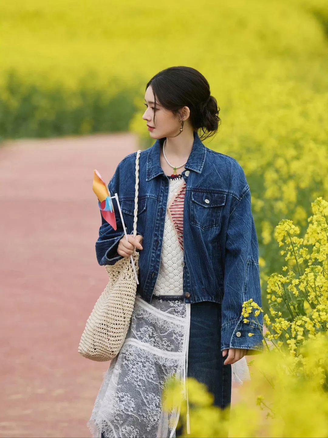 林允油菜花田穿搭，直接抄作业！春天去油菜花田，就该这么穿！🌼林允这套太