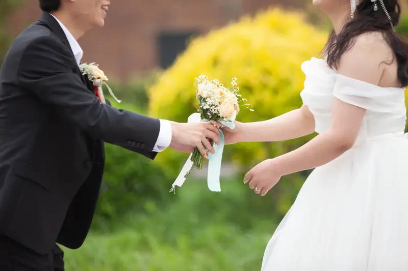 婚姻让我明白好多现实道理。已婚身份得有边界感，别高估异性的无故热情，那些刻意讨好