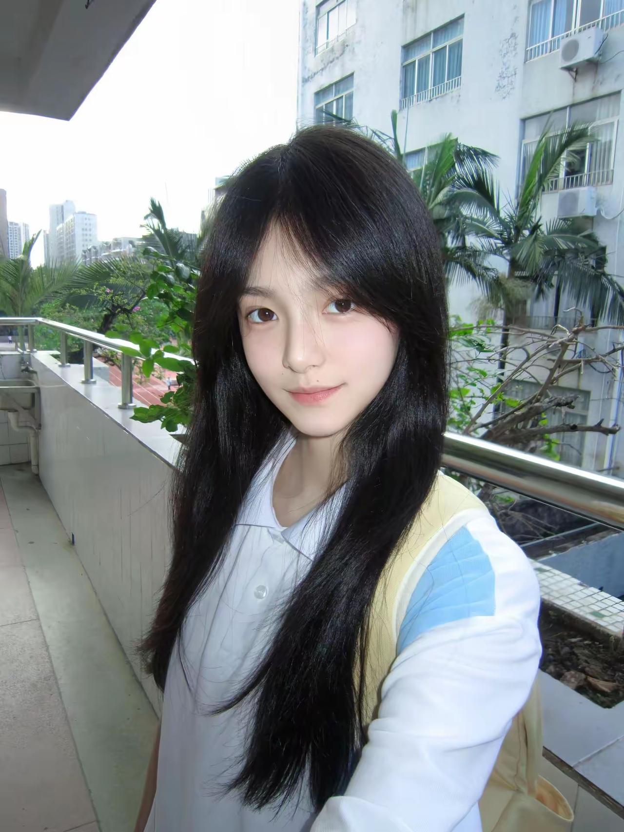 长发飘飘，笑靥如花。温婉长发少女气质长发女孩黑亮秀发少女