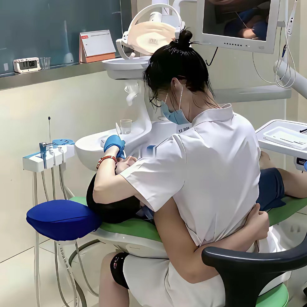 这手不能老实点吗？虽然年纪还小，除非牙医姐姐是你的妈妈吗？