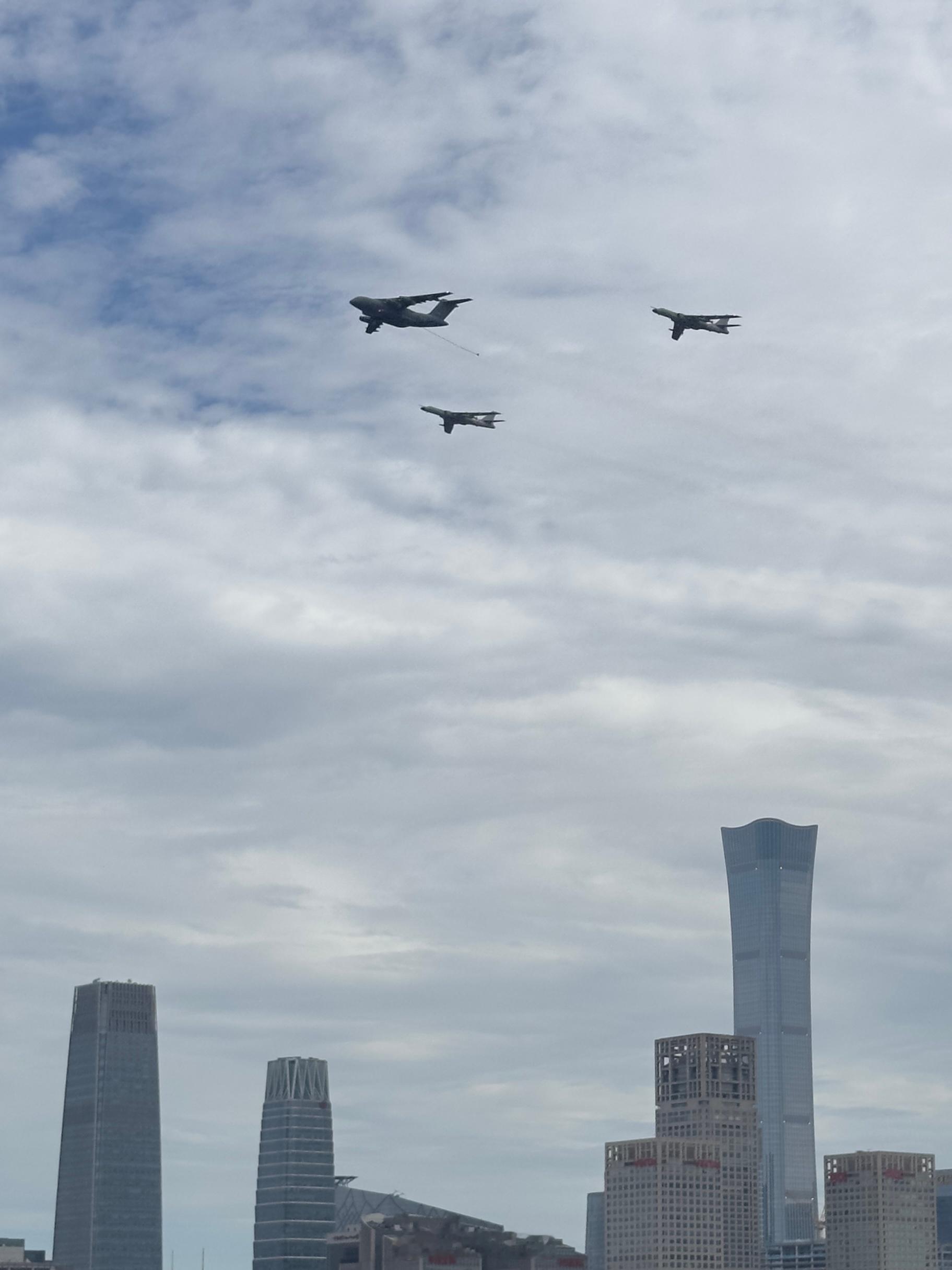 九三阅兵解读、关注我九三看更多运油20飞机今年终于在专项活动亮相了，对于我来说又