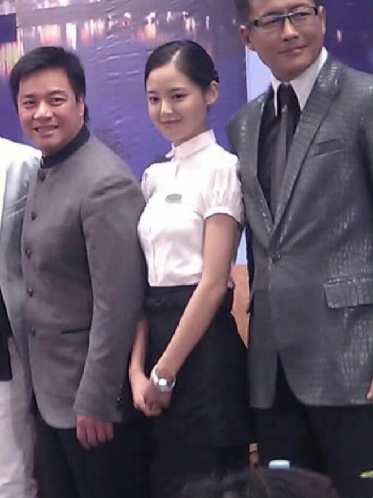 这姐以前端庄的像迎宾小姐辛芷蕾以前看来是个淑女啊，现在完全就是搞笑女啊！​​​