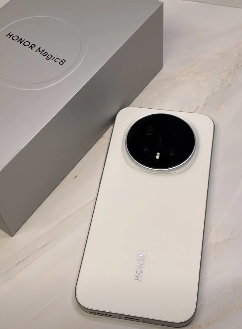 从荣耀300Ultra换成了荣耀Magic8，感觉提升还是非常大的。荣耀Magi