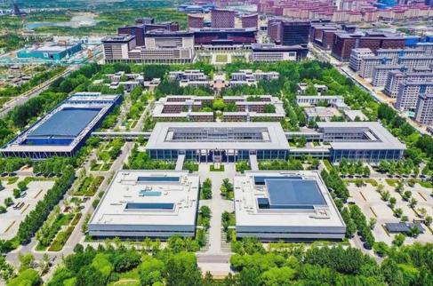 9年前，中国投入了5100亿，建设了一个面积相当于三个纽约市的新城，那就是雄安。