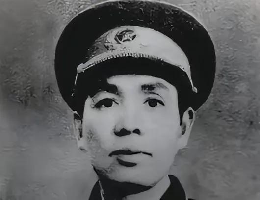1993年，原广州军区司令丁盛少将夫妇乘坐公共汽车买菜，售票员讲：“老同志，请付