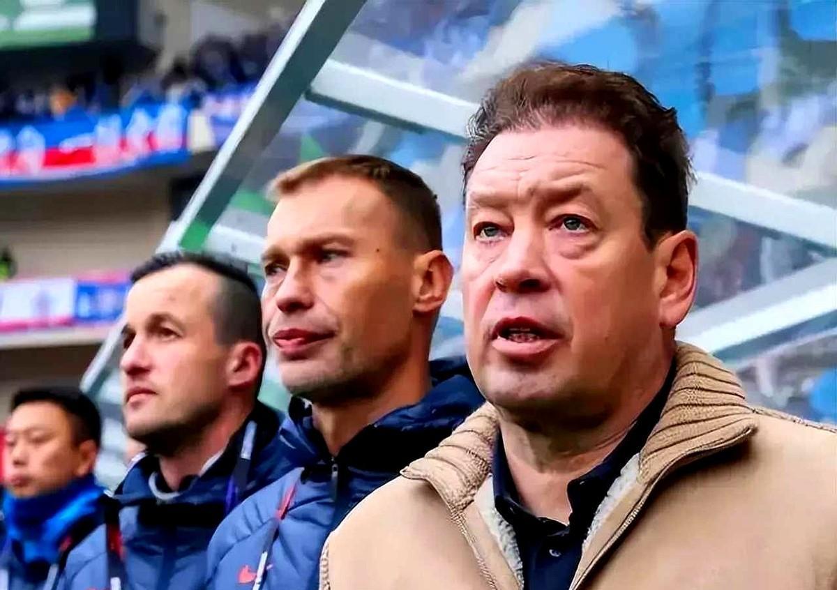 申花这事儿，别闹情绪。吴金贵带得不差，球踢得硬气，球迷心里有数。俱乐部不续约