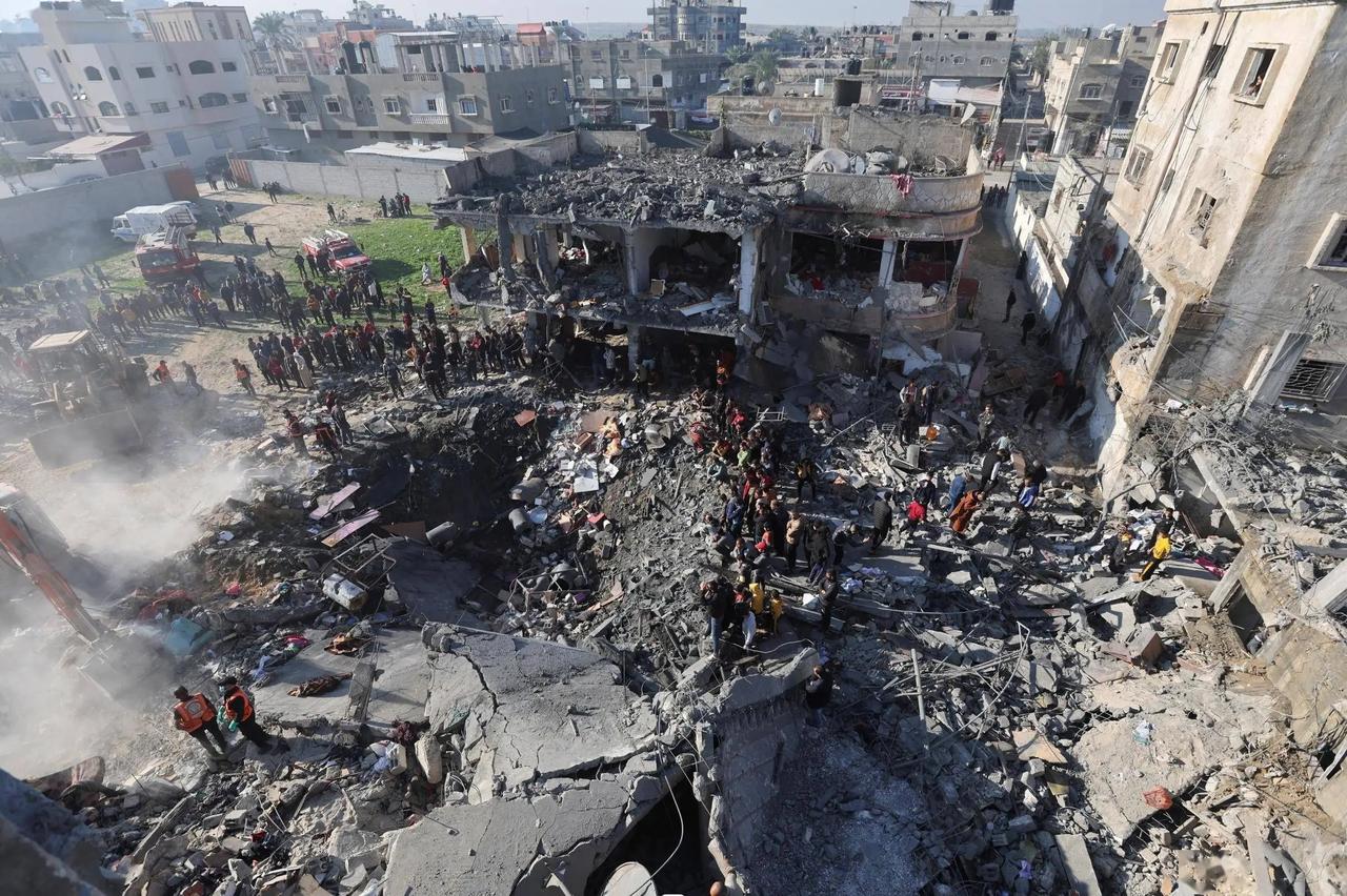 英法联合空袭！英法飞到叙利亚。扔了炸弹就走。说是打极端组织。炸的是山洞