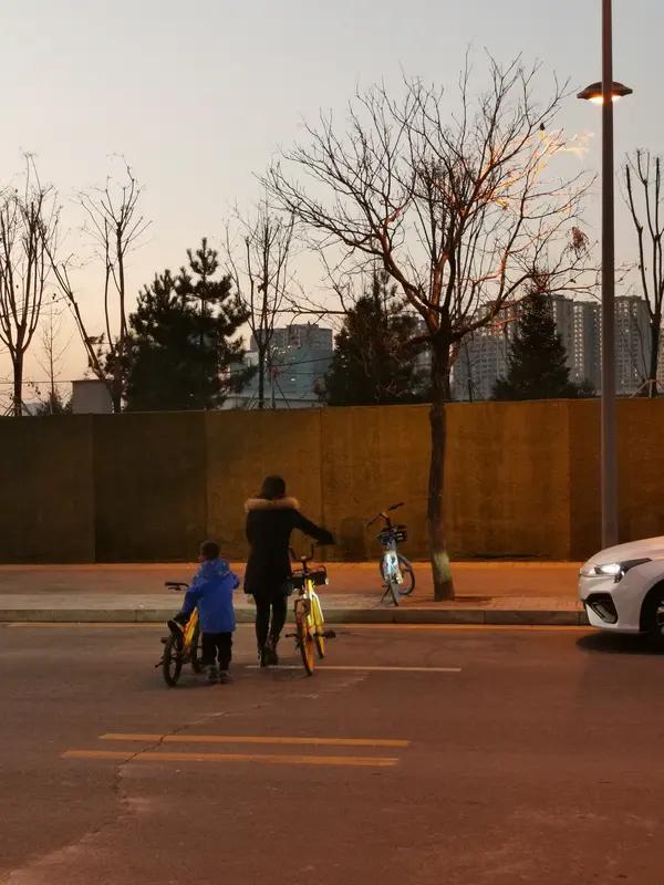 很多人说找离婚带男孩的女人就是给别人养儿子，可是难道女人自己不工作赚钱吗，孩子父