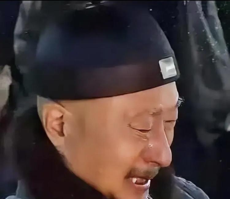 陈佩斯72岁了，老伴从书房里清出的烟灰缸堆得跟小山似的。8月10号老搭档秦焰一走