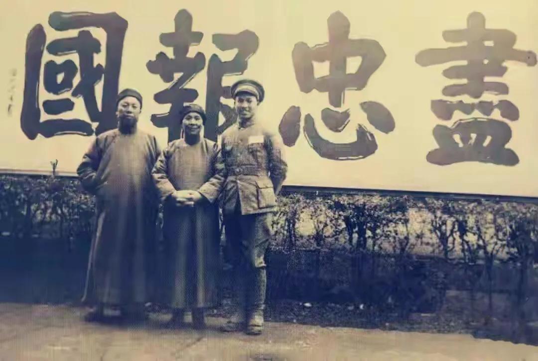1966年7月，衣复恩在台湾收到了一张来自军法处的传票，曾经担任蒋介石专机的机长