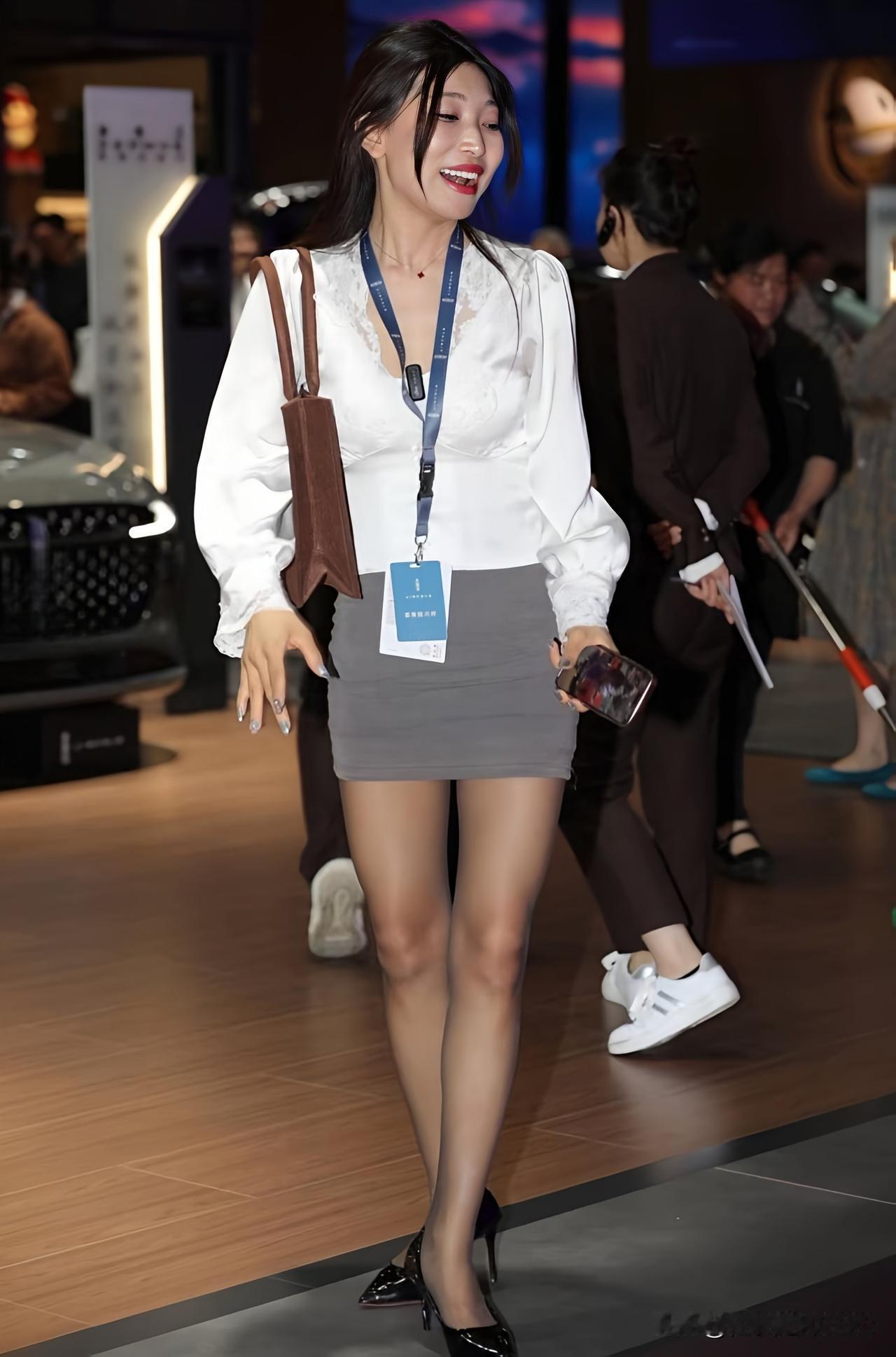 简约商务风穿搭，展厅出镜优雅又有女人味[比心][比心]