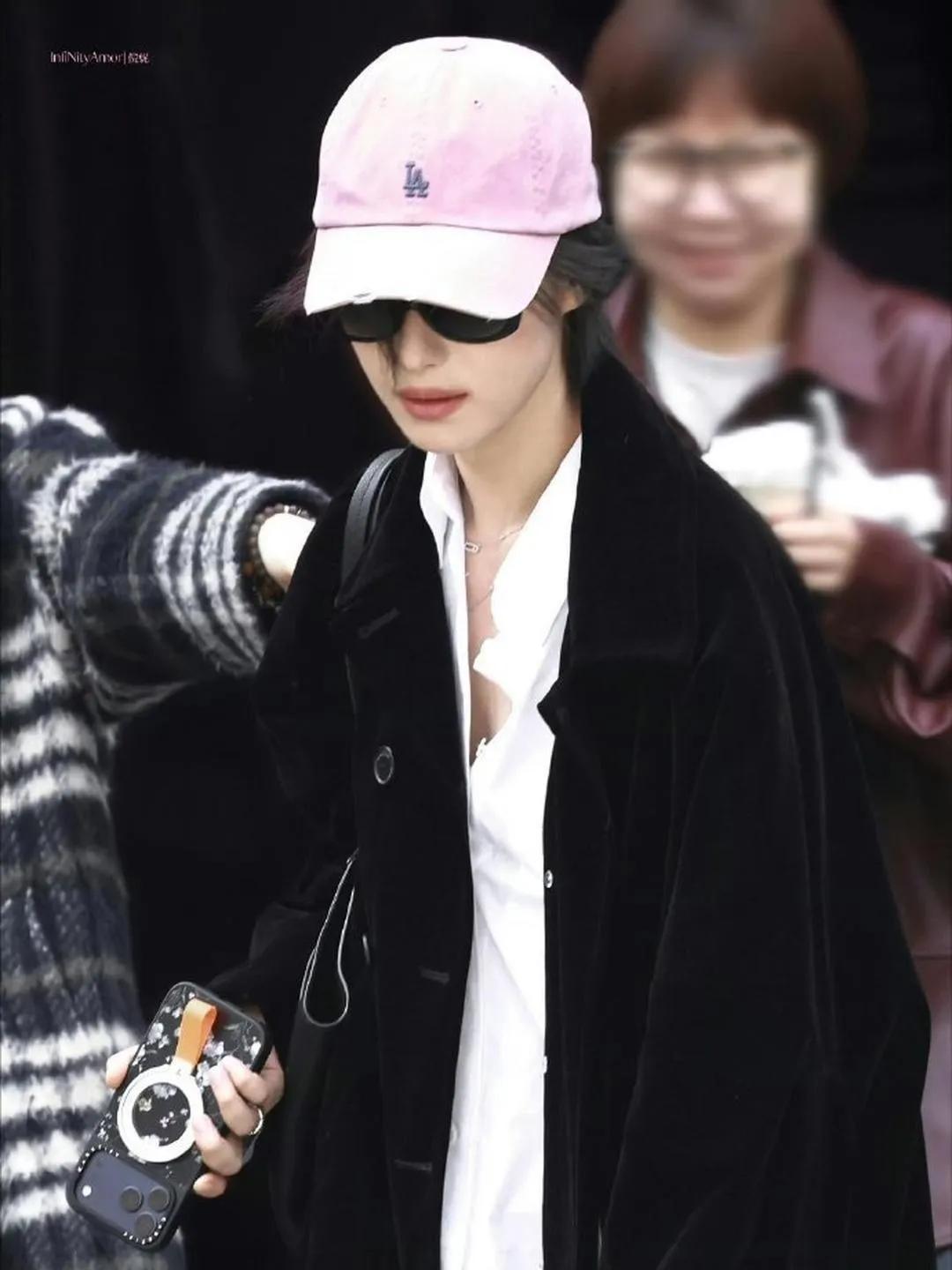🔥倪妮短发杀疯了！黑大衣+豹纹裤+粉棒球帽，又酷又甜，这状态谁看了不迷糊！