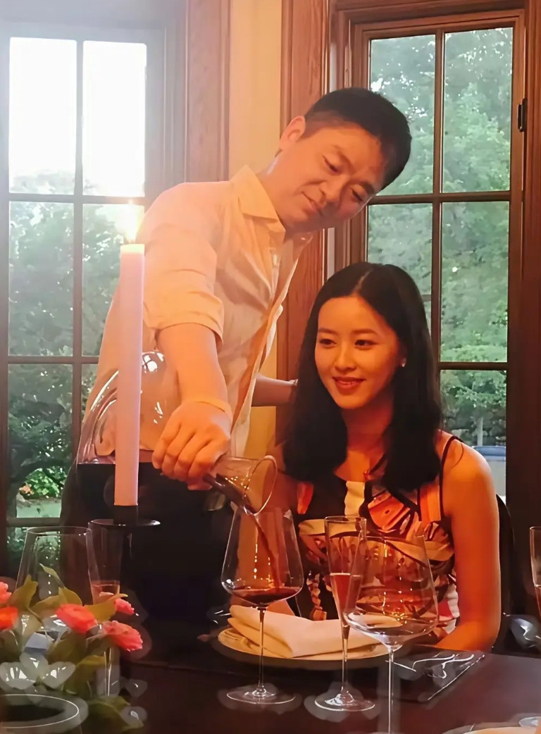 刘强东和妻子章泽天合影，看不出来男的比女的大19岁，刘强东事业成功，百亿资产，章