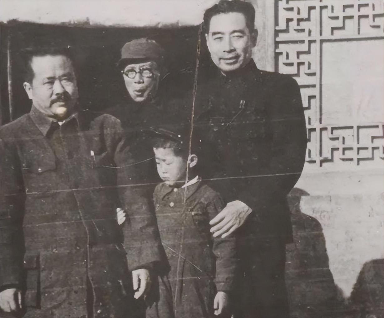 新中国成立以来，党和国家的许多老同志相继离世，按照惯例，毛主席通常会发唁电、送花