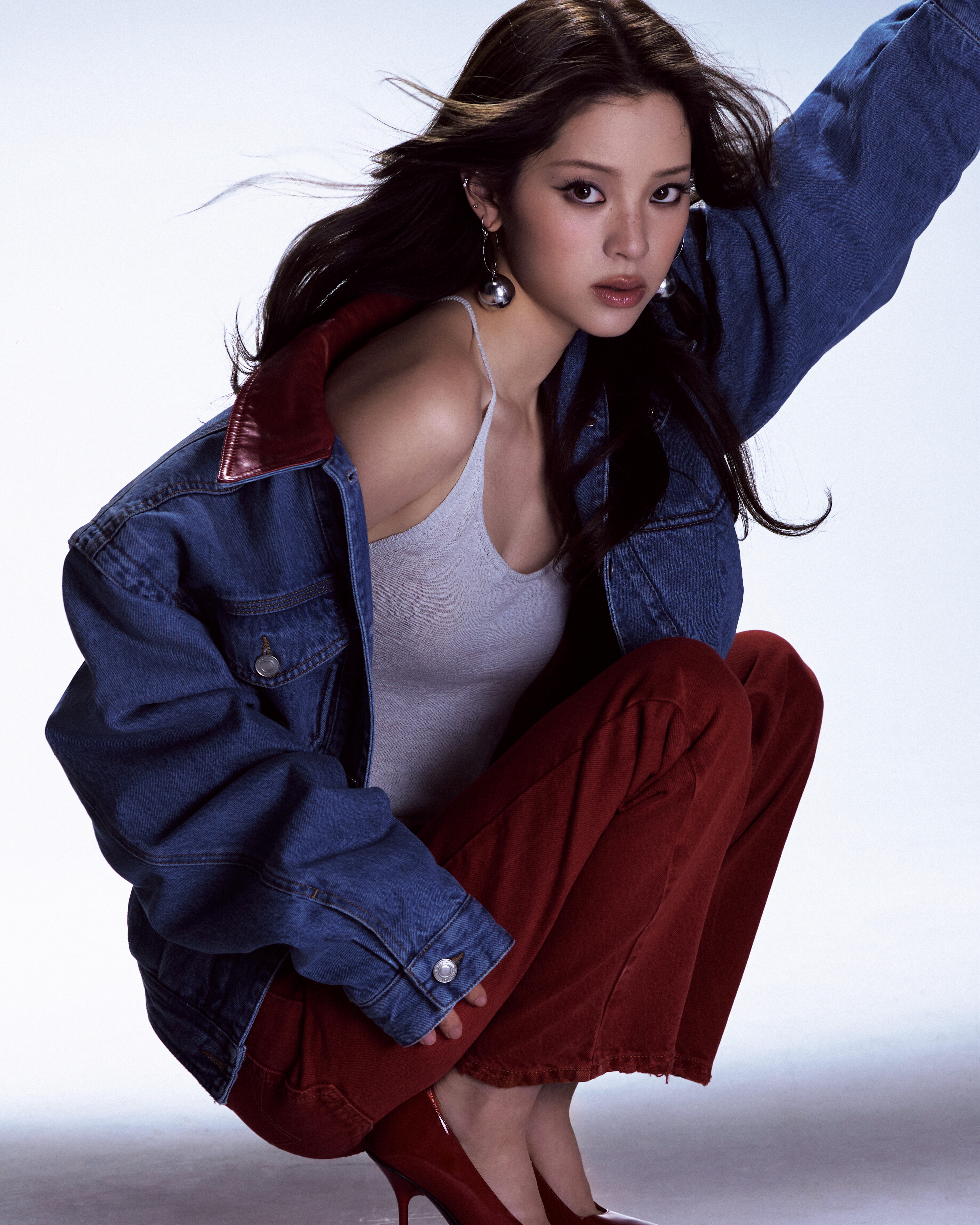 欧阳娜娜红蓝撞色丹宁造型欧阳娜娜身着ISABELMARANT2026冬季系