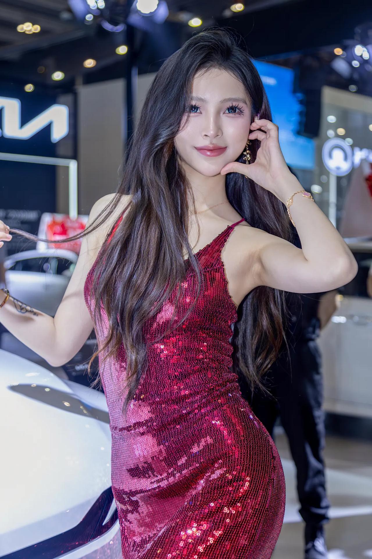 红衣美人倚车旁，笑语如花映月光。