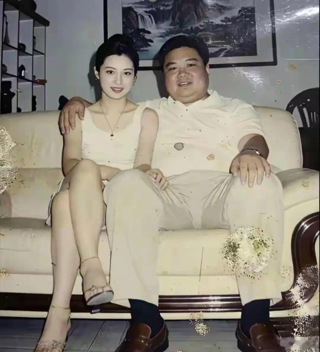 翻到20年前姑姑的照片，始终不明白姑姑是怎么看上姑父的