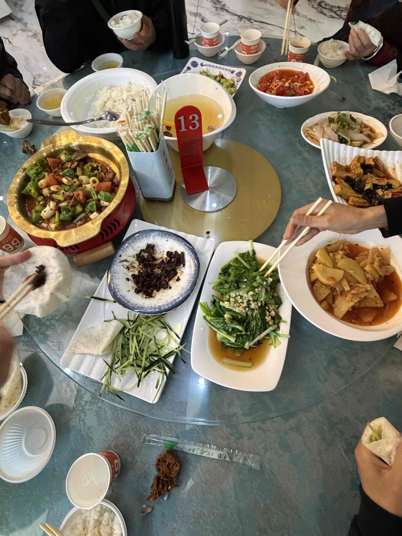 今天中午，我们旅游团，玩完新疆伊犁的赛里木湖后，驱车到古草沟吃饭。今天，是旅游