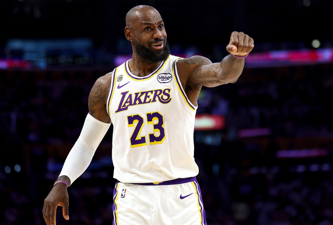 近日，NBA经纪人里奇-保罗在一档节目中谈到了外界关于“勒布朗-詹姆斯会让队友被