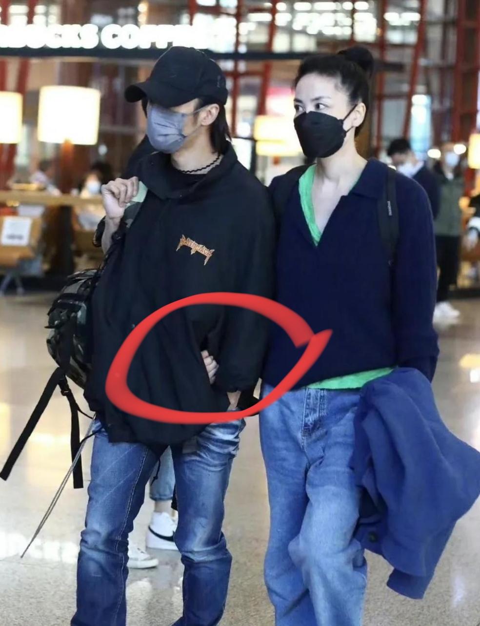 日前，有好友在机场抓拍到王菲和谢霆锋手挽手甜蜜照，被暴击了……天后王菲给人的