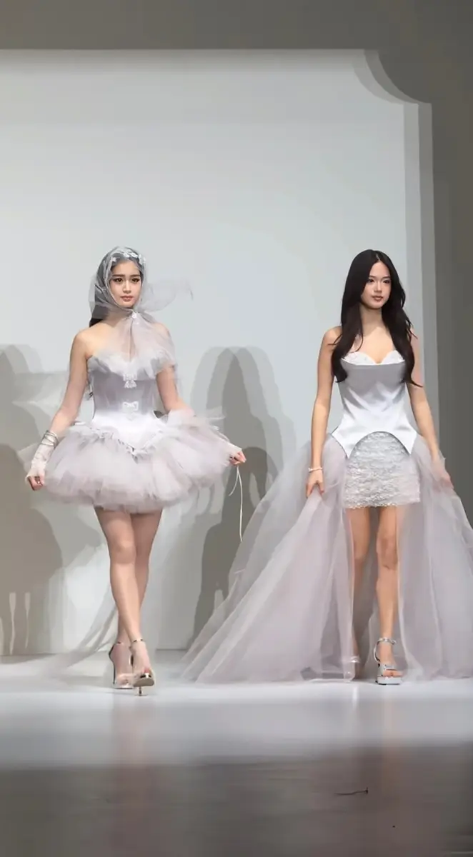 钟丽缇女儿考拉与Jaden同台走秀！两姐妹遗传妈妈美貌太养眼