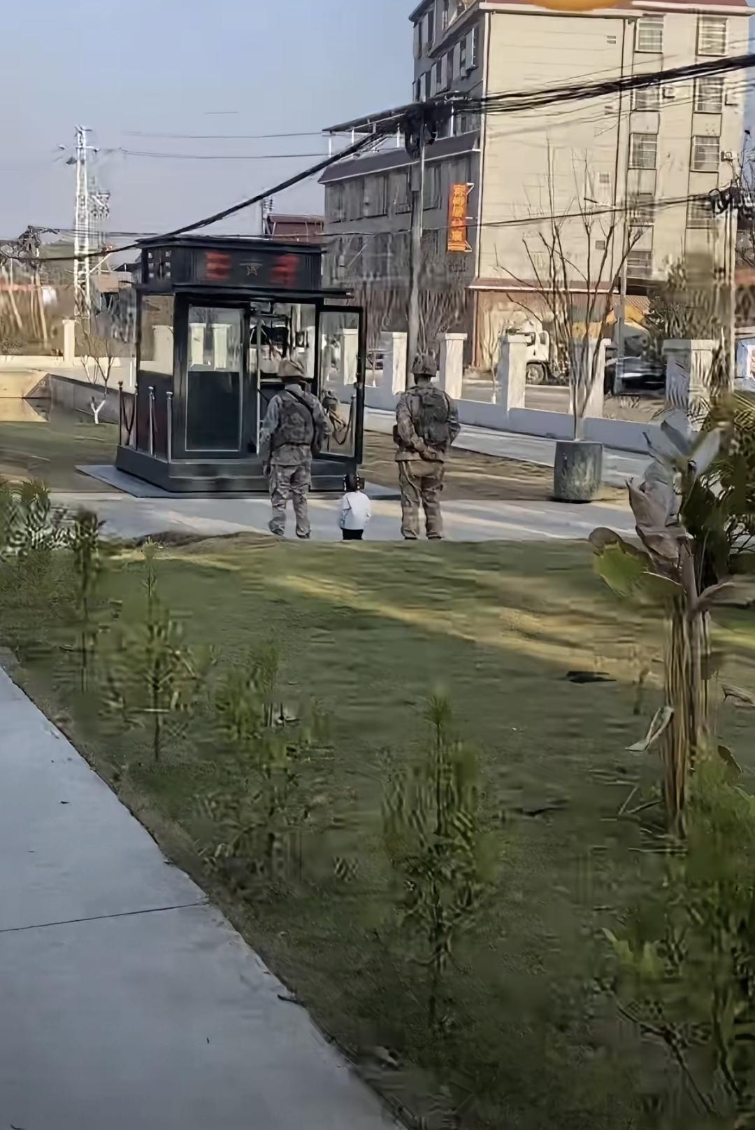 今天刷到一个段子：“不能让于北辰看见，要不然他又会说——两个老兵带一个幼儿园大班