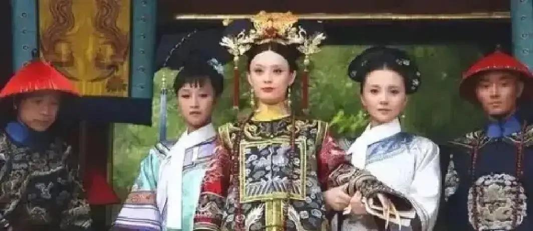 清朝的宫里有个奇怪现象：被皇帝宠幸过的妃子，第二天走路都要人搀扶，看起来娇弱得不