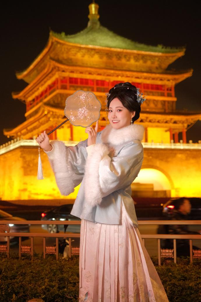 穿汉服的蔡侑玎，造型非常小家碧玉目前肉玎已经是郑思维羽毛球基地的签约教练，想看